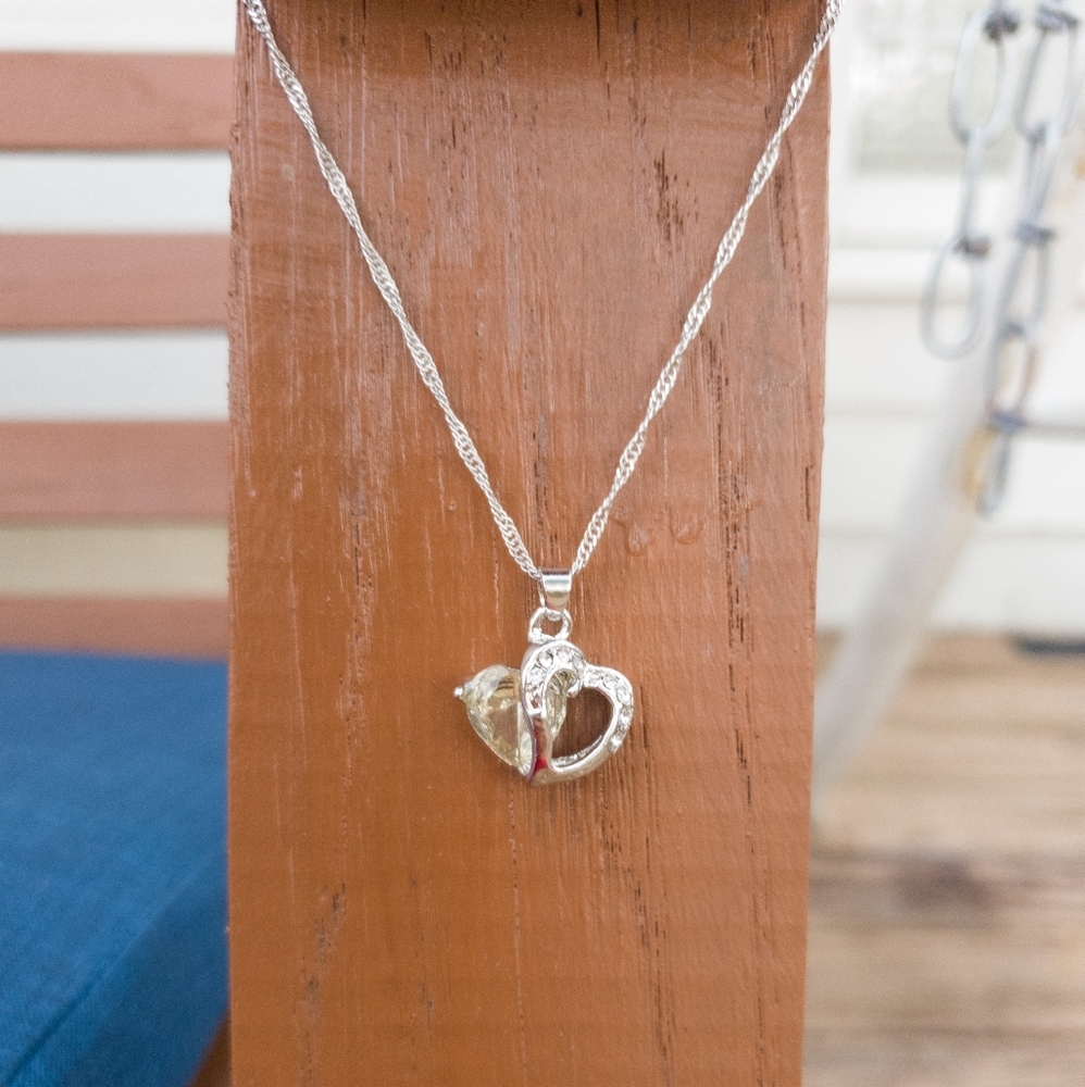 🎁Pale yellow and silver jeweled heart necklace